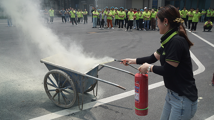公司開展消防安全應(yīng)急演練活動